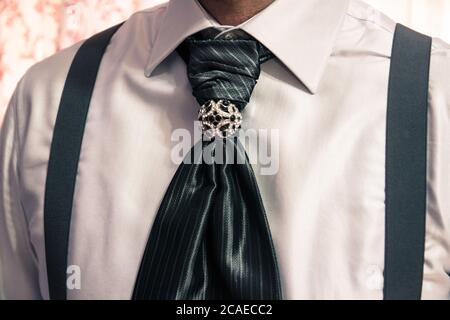 Gros plan d'un marié portant une cravate rayée Banque D'Images