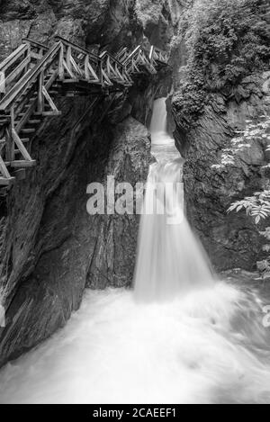 Gorge de Sigmund Thun. Vallée en cascade de Kapruner Ache sauvage près de Kaprun, Autriche. Image en noir et blanc. Banque D'Images