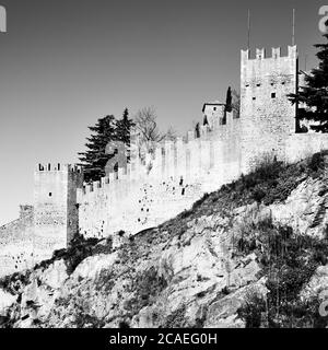 Les remparts de la ville de Saint-Marin, la ville de Saint-Marin. Photographie en noir et blanc Banque D'Images