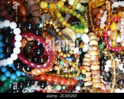 Photo en grand angle d'une bande de bracelets colorés Banque D'Images