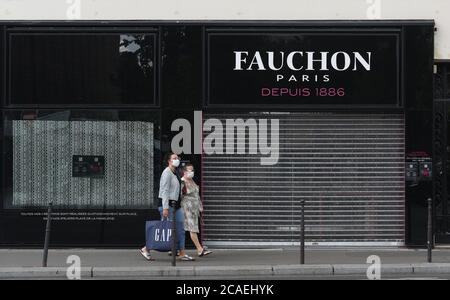 *** STRICTEMENT AUCUNE VENTE AUX MÉDIAS OU ÉDITEURS FRANÇAIS - DROITS RÉSERVÉS ***03 août 2020 - Paris, France: L'avant du magasin Fauchon sur la place de la Madeleine, un célèbre traiteur français qui a fermé en juin à la suite du confinement du coronavirus. Le traiteur a déclaré qu'il était en cessation d'activité en raison des effets cumulatifs du mouvement Yellow Vest en 2018, de la grève contre la réforme des pensions en 2019 et de la pandémie Covid-19 en 2020. Façade de la boutique Fauchon place de la Madeleine, qui a ferme suite a la crique du covid-19. Banque D'Images