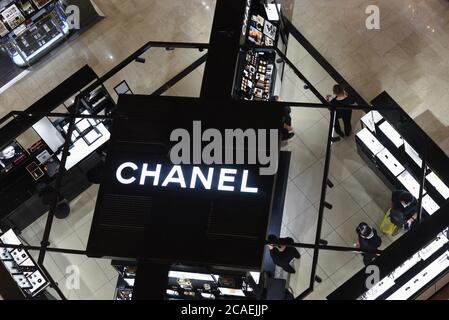 *** STRICTEMENT PAS DE VENTE AUX MÉDIAS OU ÉDITEURS FRANÇAIS - DROITS RÉSERVÉS ***03 août 2020 - Paris, France: Vue d'en haut sur le stand Chanel dans le mégastore des Galeries Lafayette. Les magasins de luxe de Paris sont gravement touchés par la crise Covid, les touristes riches restant loin en raison des restrictions de voyage et des craintes du coronavirus. Vue depuis la coupole sur un stand de Chanel dans les Galeries Lafayette. Les boutiques de luxe font face à une chute de leur clientèle traditionnelle du fait de la caisse du Covid-19 et des restrictions de voyage. Banque D'Images