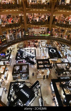 *** STRICTEMENT AUCUNE VENTE AUX MÉDIAS OU ÉDITEURS FRANÇAIS - DROITS RÉSERVÉS ***03 août 2020 - Paris, France: Une vue sur plusieurs stands de marque de luxe dans le mégastore des Galeries Lafayette, y compris Dior, Louis Vuitton, Lancome, Chanel. Les magasins de luxe de Paris sont gravement touchés par la crise Covid, les touristes riches restant loin en raison des restrictions de voyage et des craintes du coronavirus. Vue depuis la coupole sur les stands de marques de luxe dans les Galeries Lafayette. Les boutiques de luxe font face à une chute de leur clientèle traditionnelle du fait de la caisse du Covid-19 et des restrictions de voya Banque D'Images