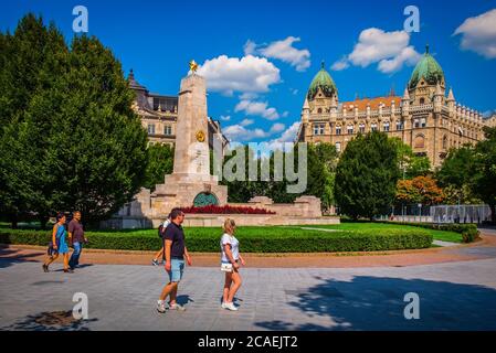 Budapest, Hongrie, août 2019, touristes marchant à côté du monument aux soldats soviétiques pour la libération de la Hongrie dans la Seconde Guerre mondiale sur la place de la liberté Banque D'Images