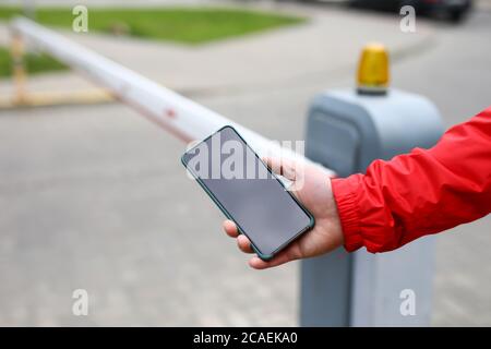 Barrière de voiture et de maison sur route, application de stationnement Banque D'Images