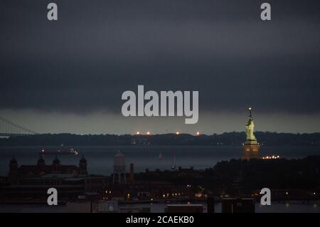 Vue sur Lady Liberty et Ellis Island. Banque D'Images