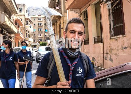 Beyrouth, Liban. 6 août 2020. Des équipes de jeunes libanais sont descendues jeudi dans les rues de leur capitale, déterminées à nettoyer après une explosion catastrophique dans le port qui a coûté la vie à plus de 150 5000 personnes, blessé plus de 100 000 personnes et dévasté une grande partie de la ville. Crédit : Elizabeth FITT/Alay Live News Banque D'Images