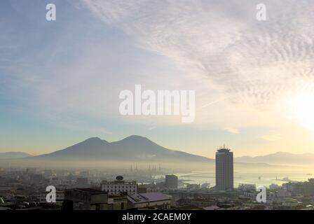 Brume au lever du soleil sur le paysage de la baie de Naples et le volcan Vésuve, deux points de repère du tourisme de Campanie Banque D'Images