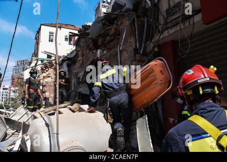 Beyrouth, Liban. 6 août 2020. Des pompiers libanais entrent dans un bâtiment qui s'est effondré dans la région de Gemmayze pour secourir un chien emprisonné plus de 40 heures après une explosion catastrophique dans le port de la capitale qui a causé des dommages aux bâtiments de la ville. Crédit : Elizabeth FITT/Alay Live News Banque D'Images