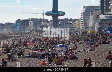Brighton Royaume-Uni 6 août 2020 - Brighton Beach est bondée sur une belle soirée ensoleillée comme les températures devraient atteindre plus de 30 degrés dans le Sud-est de nouveau demain : Credit Simon Dack / Alay Live News Banque D'Images