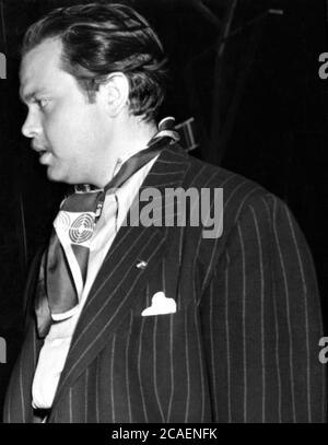 ORSON WELLES sur le set Candid pendant le tournage de LA MAGNIFIQUE AMBERSONS 1942 réalisateur ORSON WELLES roman Booth Tarkington scénario Orson Welles RKO radio Pictures Banque D'Images