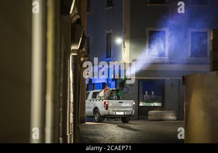 Assainissement et désinfection des rues et des allées du centre-ville en raison de l'apparition du virus Corona ou du virus Covid-19. Véhicule de spéa au travail. Banque D'Images