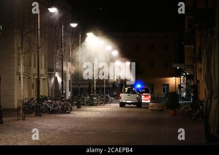 Assainissement et désinfection des rues et des allées du centre-ville en raison de l'apparition du virus Corona ou du virus Covid-19. Véhicule de spéa au travail. Banque D'Images