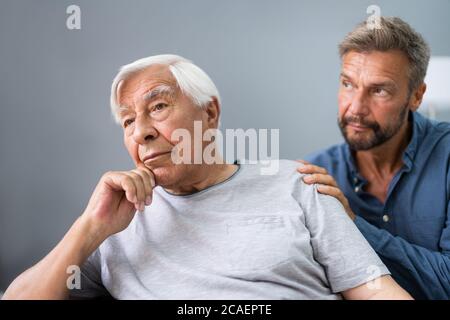 Vieil homme âgé âgé avec démence obtenir du soutien et des soins de son Banque D'Images