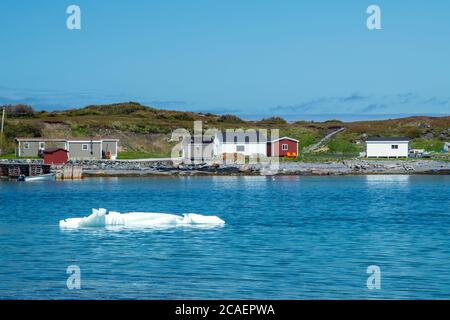 Cabanes de pêche et iceberg, Straitsview, Terre-Neuve-et-Labrador, T.-N.-L., Canada Banque D'Images