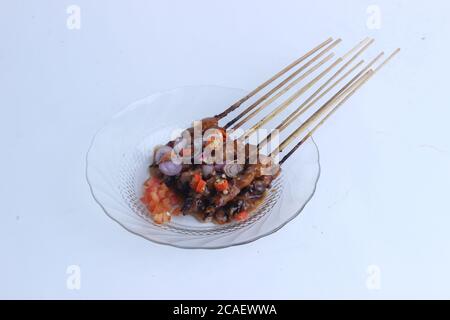 Sate Kambing est un satay d'agneau et une cuisine traditionnelle de l'indonésie isolée sur fond blanc Banque D'Images