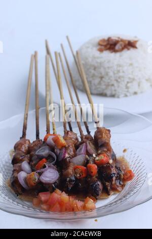 Sate Kambing est un satay d'agneau et une cuisine traditionnelle de l'indonésie isolée sur fond blanc Banque D'Images