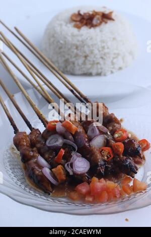 Sate Kambing est un satay d'agneau et une cuisine traditionnelle de l'indonésie isolée sur fond blanc Banque D'Images