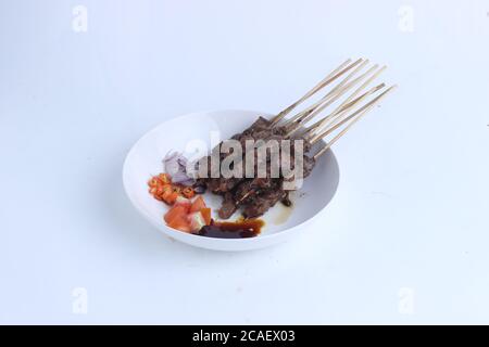 Sate Kambing est un satay d'agneau et une cuisine traditionnelle de l'indonésie isolée sur fond blanc Banque D'Images