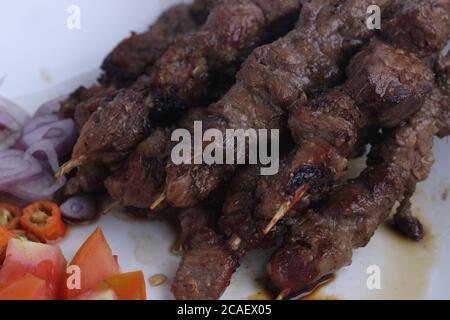 Sate Kambing est un satay d'agneau et une cuisine traditionnelle de l'indonésie isolée sur fond blanc Banque D'Images