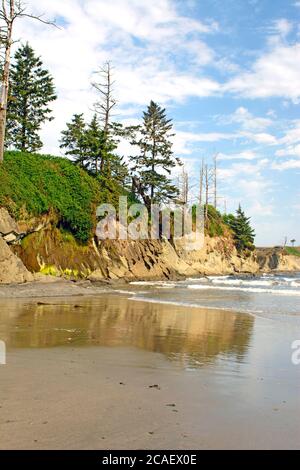 Les falaises accidentées sur une journée ensoleillée sur Lighthouse Beach, près de Cape Arago en Oregon Banque D'Images