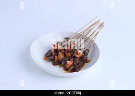 Sate Kambing est un satay d'agneau et une cuisine traditionnelle de l'indonésie isolée sur fond blanc Banque D'Images