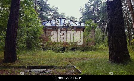 Abandon du bâtiment en briques de l'occupation soviétique Banque D'Images