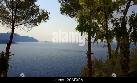 Une vue magnifique sur la mer Méditerranée avec un bleu exotique arbres exotiques sur les côtés Banque D'Images