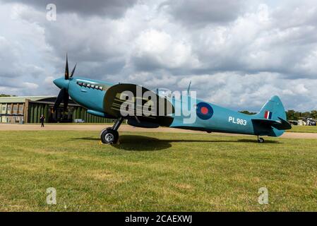 L'avion de chasse Spitfire de la Seconde Guerre mondiale a été spécialement peint avec Thank U NHS pour rendre hommage au personnel de santé pour le travail pendant le coronavirus COVID-19. Duxford Banque D'Images