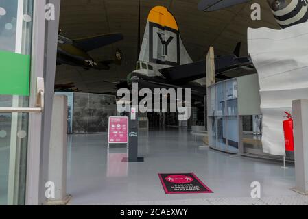 Entrée au bâtiment du musée de l'air américain au musée de la guerre Impérial, Duxford, Cambridgeshire, Royaume-Uni, avec précautions contre le coronavirus COVID-19. Rouvert Banque D'Images