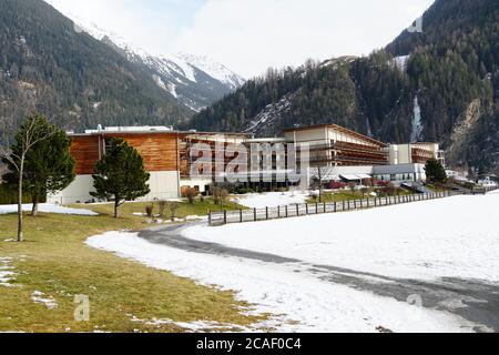 SOELDEN, AUTRICHE - 26 janvier 2020: Aqua Dome Hotel pendant l'hiver au milieu du panorama alpin pittoresque Banque D'Images