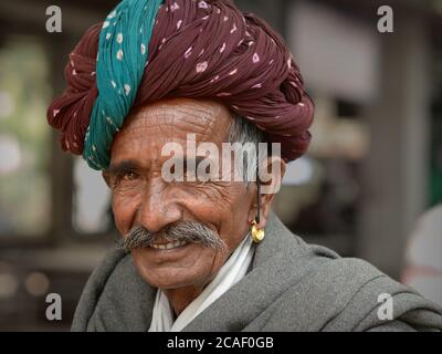 L'ancien Indien Rajasthani avec le rajasthani turban vert-et-brun (pagari) sourit pour la caméra. Banque D'Images