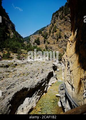 Une rivière ou un ruisseau de refroidissement qui coule à travers un fossé de gorge Dans le sud de la Crète Banque D'Images