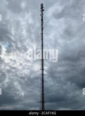 tour cellulaire contre un ciel sombre Banque D'Images