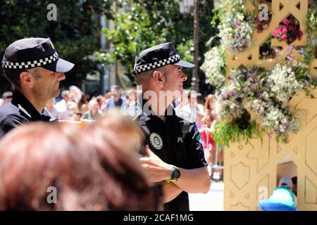 Les policiers de Grenade dans les rues de Grenade, en Espagne; les forces de l'ordre en Espagne et en Europe; la sécurité publique, la loi et l'ordre public. Banque D'Images