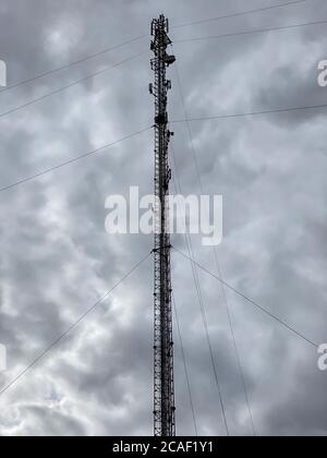 tour cellulaire contre un ciel sombre Banque D'Images