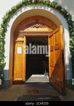 L'entrée d'une chapelle par une porte en bois voûtée Banque D'Images