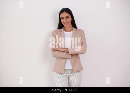 Jeune belle femme bronzée présentant votre produit, sur fond blanc Banque D'Images