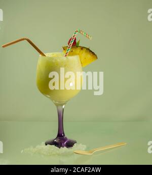 Cocktail traditionnel de pina colada des Caraïbes avec rhum, lait de coco et jus d'ananas Banque D'Images