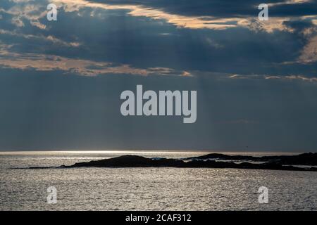 Ciel au coucher du soleil au-dessus de l'océan près de Brimstone Head, Fogo, Terre-Neuve-et-Labrador, T.-N.-L., Canada Banque D'Images