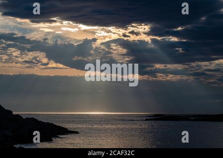 Ciel au coucher du soleil au-dessus de l'océan près de Brimstone Head, Fogo, Terre-Neuve-et-Labrador, T.-N.-L., Canada Banque D'Images