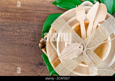 Ustensiles de cuisine en feuille de feuille de noix de bétel séchée, matériau naturel. Le concept écologique du produit. Banque D'Images