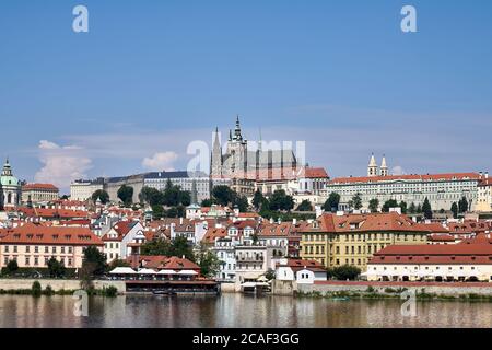 Vue sur le château de Prague sur la Vltava Banque D'Images