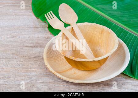 Ustensiles de cuisine en feuille de feuille de noix de bétel séchée, matériau naturel. Le concept écologique du produit. Banque D'Images