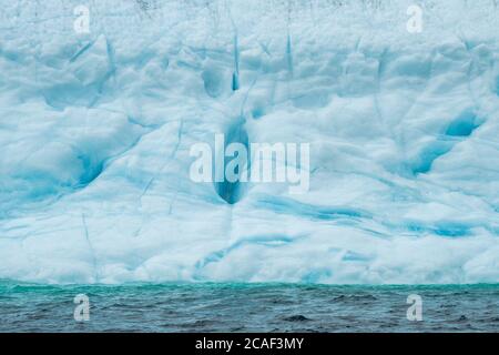 Iceberg côtier, près de St. Anthony, Terre-Neuve-et-Labrador, T.-N.-L., Canada Banque D'Images