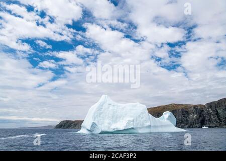 Iceberg côtier, près de St. Anthony, Terre-Neuve-et-Labrador, T.-N.-L., Canada Banque D'Images