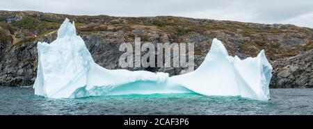 Iceberg côtier, près de St. Anthony, Terre-Neuve-et-Labrador, T.-N.-L., Canada Banque D'Images