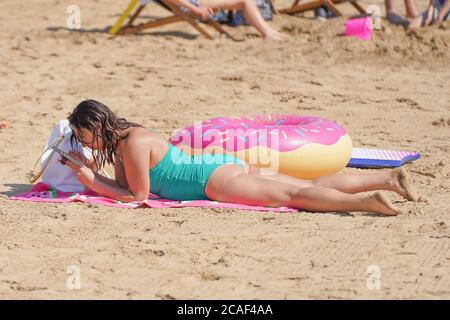 Scarborough, Royaume-Uni. 31 juillet 2020. Une femme prend un bain de soleil par temps chaud sur la plage de South Bay, dans le Yorkshire de l'est, par temps chaud. Le Royaume-Uni est réglé pour se prélasser car les températures atteindront 36 degrés Celsius dans la capitale lors d'une petite vague de chaleur. Credit: Yiannis Alexopoulos/SOPA Images/ZUMA Wire/Alay Live News Banque D'Images