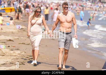 Scarborough, Royaume-Uni. 31 juillet 2020. Un couple fait une promenade sur la plage de South Bay, dans le Yorkshire de l'est, par temps chaud.le Royaume-Uni est sur le point de se prélasser car les températures atteindront 36 degrés Celsius dans la capitale lors d'une petite vague de chaleur. Credit: Yiannis Alexopoulos/SOPA Images/ZUMA Wire/Alay Live News Banque D'Images