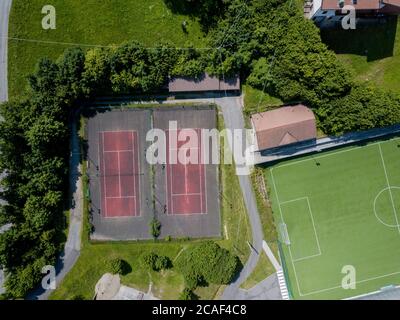 terrain de football avec herbe synthétique Banque D'Images